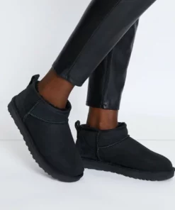 UGG CLASSIC ULTRA MINI - Ankle Boots - Black