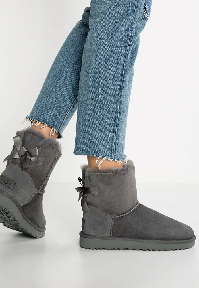 UGG MINI BAILEY BOW - Classic Ankle Boots - Grey