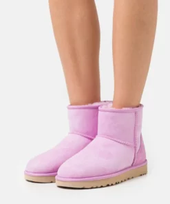UGG CLASSIC MINI - Classic Ankle Boots - Wildflower