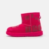 UGG CLASSIC MINI SCATTER GRAPHIC - Classic Ankle Boots - Radish
