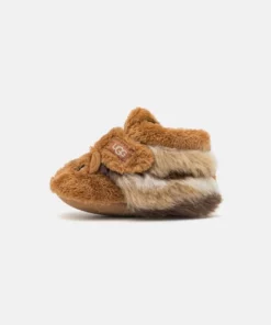 UGG BIXBEE BEAR STUFFIE UNISEX - First Shoes - Chestnut