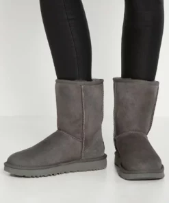 UGG CLASSIC SHORT - Classic Ankle Boots - Grey