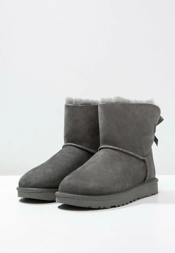 UGG MINI BAILEY BOW - Classic Ankle Boots - Grey - Image 4