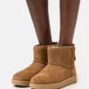 UGG CLASSIC MINI LOGO ZIP - Classic Ankle Boots - Chestnut