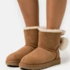 UGG MINI BAILEY FUZZY BOW - Winter Boots - Chestnut