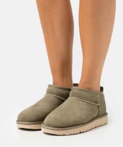 UGG CLASSIC ULTRA MINI - Ankle Boots - Burnt Olive