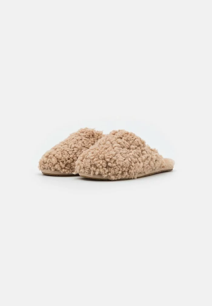 UGG MAXI CURLY SLIDE - Slippers - Sand - Image 3