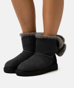 UGG MINI BAILEY FUZZY BOW - Winter Boots - Black