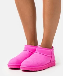 UGG CLASSIC ULTRA MINI - Ankle Boots - Carnation