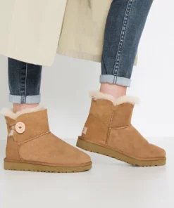 UGG MINI BAILEY BUTTON - Ankle Boots - Chestnut
