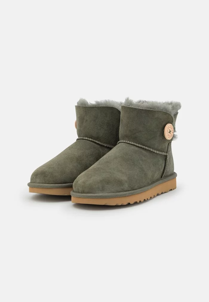 UGG MINI BAILEY BUTTON - Ankle Boots - Forest Night - Image 3