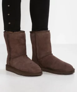 UGG CLASSIC SHORT - Classic Ankle Boots - Chocolate