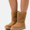 UGG CLASSIC SHORT LOGO ZIP - Classic Ankle Boots - Chestnut