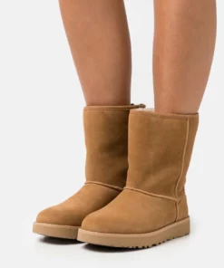 UGG CLASSIC SHORT LOGO ZIP - Classic Ankle Boots - Chestnut