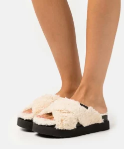 UGG FUZZ SUGAR CROSS SLIDE - Mules - Natural/black