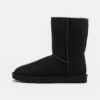 UGG CLASSIC SHORT - Winter Boots - Black