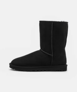 UGG CLASSIC SHORT - Winter Boots - Black