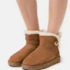 UGG MINI BAILEY BUTTON BLING - Classic Ankle Boots - Chestnut/gold