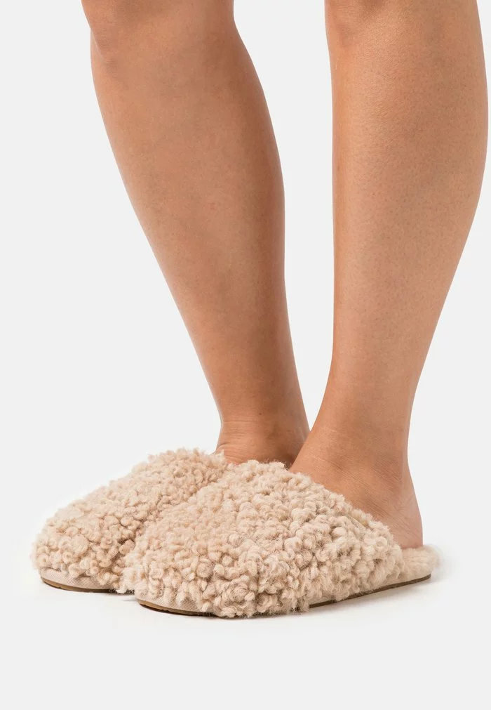UGG MAXI CURLY SLIDE - Slippers - Sand