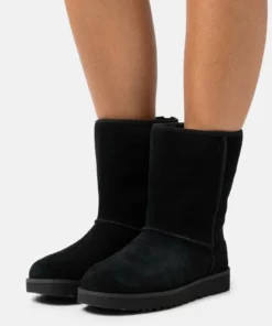 UGG CLASSIC SHORT LOGO ZIP - Classic Ankle Boots - Black