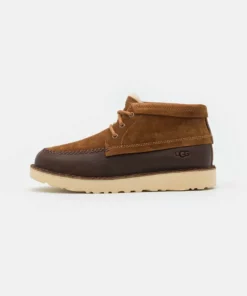 UGG CAMPOUT CHUKKA - Lace-up Ankle Boots - Chestnut