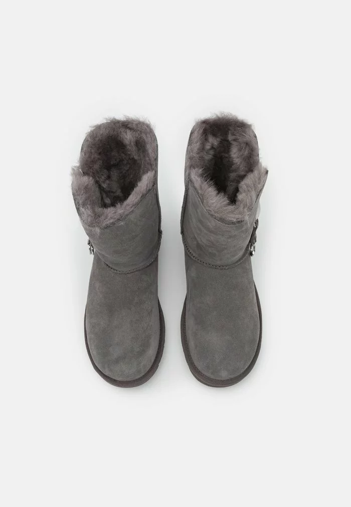 UGG BAILEY BUTTON CHARM - Classic Ankle Boots - Charcoal - Image 6