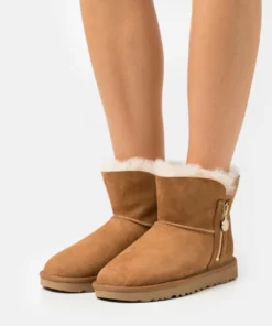 UGG BAILEY ZIP MINI - Classic Ankle Boots - Chestnut