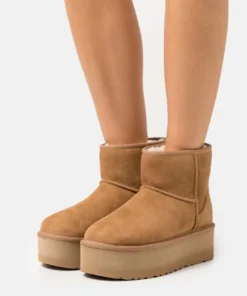 UGG CLASSIC MINI PLATFORM - Platform Ankle Boots - Chestnut