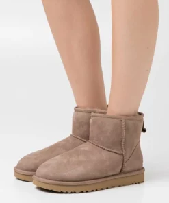 UGG CLASSIC MINI - Classic Ankle Boots - Caribou