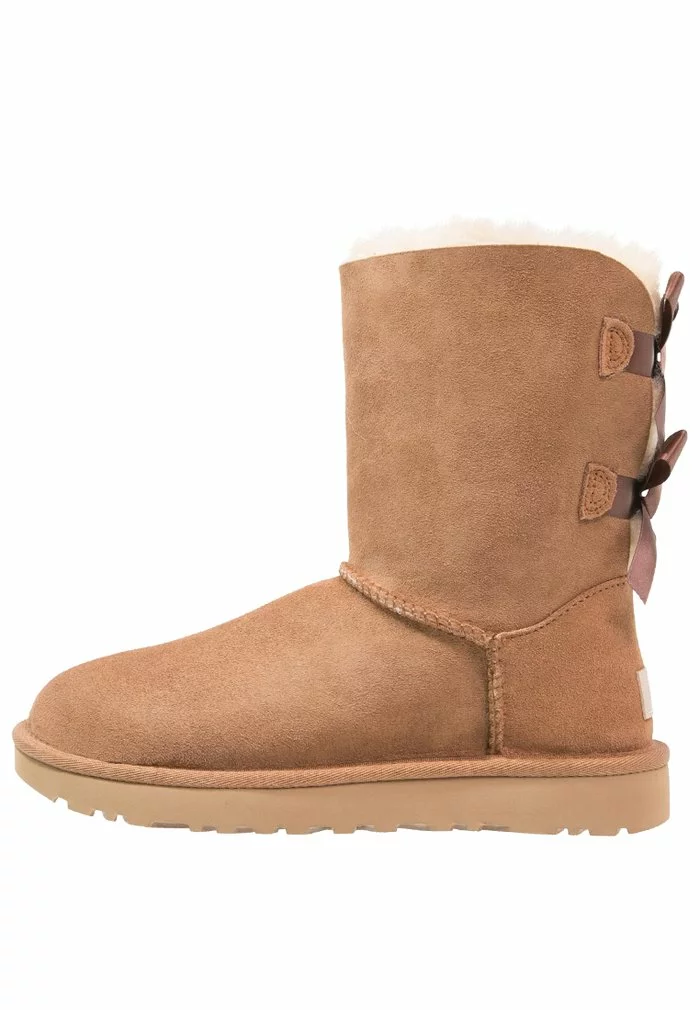 UGG BAILEY BOW - Classic Ankle Boots - Chestnut