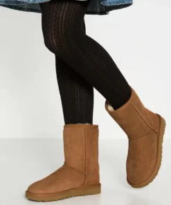 UGG CLASSIC SHORT - Classic Ankle Boots - Chestnut
